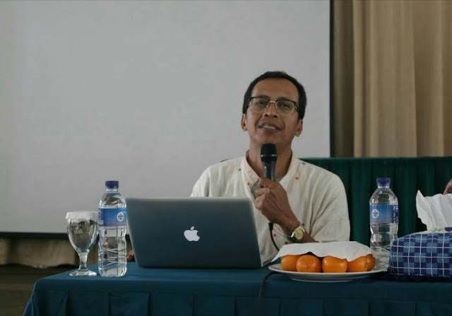 Hawe Setiawan saat menyampaikan materi diskusi dengan tema " Kematian Media Cetak", di Aula Fakultas Dakwah dan Komunikas UIN Bandung, Selasa (17/05/2016). (Jurnalpos/M Pasya Nugraha)
