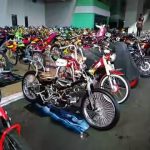 Deretan motor modif yang mengikuti Kontes Motor dan Mobil yang diselenggarakan oleh Forum Club Motor dan Mobil, di parkiran Gelora Bandung Lautan Api, Gede Bage, Bandung, Minggu (30/10/16).(Kontributor/Ramadhan Dwi Waluya).