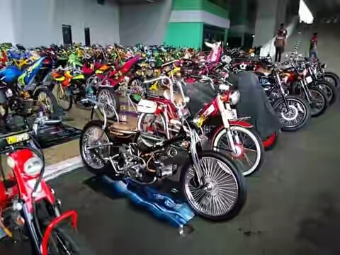 Deretan motor modif yang mengikuti Kontes Motor dan Mobil yang diselenggarakan oleh Forum Club Motor dan Mobil, di parkiran Gelora Bandung Lautan Api, Gede Bage, Bandung, Minggu (30/10/16).(Kontributor/Ramadhan Dwi Waluya).