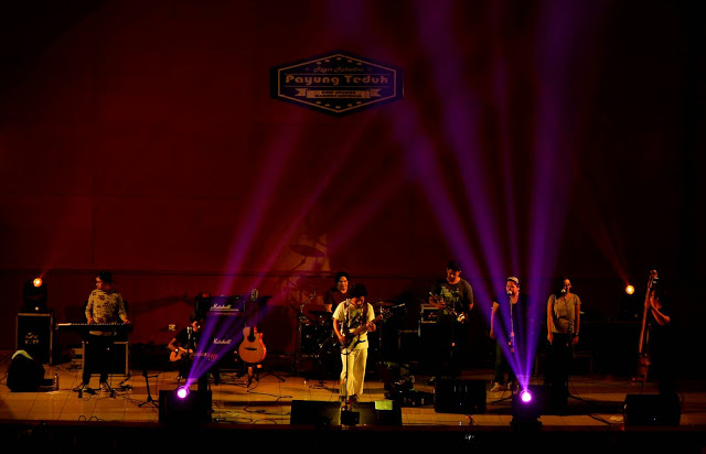 Group Band Payung Teduh yang digawangi Mohammad Istiqomah Djamad (Is) sebagai vokalis dan Coni Aziz Koriko tampil dalam rangkaian acara FISIP Awards di Gedung Anwar Musaddad, Senin (16/05/2016). Band yang beraliran Alternatif Folk ini menjadi penutup rangkaian Kabinet Motekar Fisip Awards.(Jurnalpos/M Aziz)