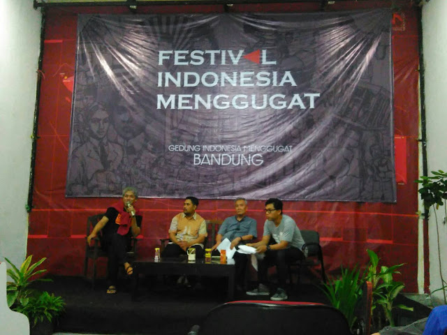 Bonnie Setiawan (kiri), Dede Mulyanto (tengah), Kemal A. Hadi (Kanan), dan Firman/moderator (samping kanan) saat memaparkan diskusi yang bertemakan "Soekarno dan Perjuangan Kelas", di Gedung Indonesia Menggugat Bandung, Sabtu (21/05/2016). (Jurnalpos/Dini Fitrianti)