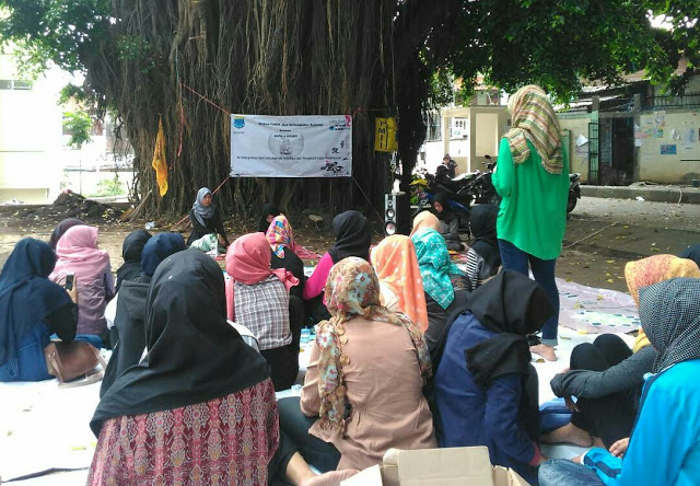 Peserta diskusi saat mendengarkan materi dari Ketua Korp Pergerakan Mahasiswa Islam Indonesia Putri UIN cabang Kabupaten Bandung, Lisna Siti Ratnasari, pada acara diskusi publik, yang digelar oleh Persatuan Mahasiswa Islam Indonesia (PMII) di Halaman sebelah Fakultas Adab dan Humaniora, Sabtu (21/05/2016). (Jurnalpos/ Wika Dhamayanti)