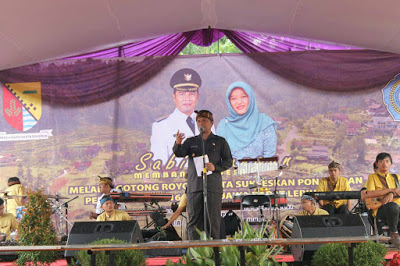 Bupati Bandung Dadang Naser menyampaikan sambutan di acara Bulan Bhakti Gotong Royong Masyarakat (BBGRM) XIII dan Peringatan Hari Kesatuan Gerak PKK (HKG-PKK) ke 44 tingkat Kabupaten Bandung di Lapangan Trial, Desa Cibiru Wetan, Kabupaten Bandung, Senin (30/5/2016). dalam sambutannya Dadang menyatakan siap menjadi tuan rumah PON 2016. (Jurnalpos/Pandu Muslim).