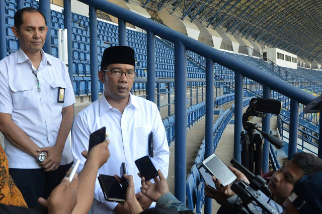 Walikota Bandung, Ridwan Kamil, melakukan kunjungan ke Stadion Gelora Bandung Lautan Api (GBLA) di Kelurahan Rancanumpang, Kecamatan Gedebage, Kota Bandung, Kamis (2/6/2016). Dalam kunjungannya, stadion lolos uji beban skala penuh Standar Nasional Indonesia (SNI) berhasil dilakukan dengan tumpukan semen seberat 5,4 ton per 6 Meter. (Jurnalpos/Muhamad Fahmi)