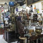 Salah satu pengunjung sedang melihat-lihat barang antik di Pasar Antik, Jalan ABC Cikapundung Elektronik Center (CEC) Lantai 3, Bandung. (Jurnalpos/Maulida Madini