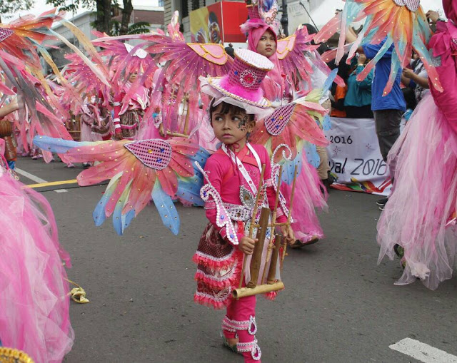 Salah seorang peserta karnaval mengenakan kostum burung dalam acara Asian African Carnival 2016 di Jalan Asia Afrika, Kota Bandung. Minggu, (14/08/2016). Kostum yang dipakai sesuai dengan tema yang diusung yakni " The Bird of The World" yang merupakan kampanye pelestarian berbagai jenis burung di dunia. (Jurnalpos/Pandu Muslim)