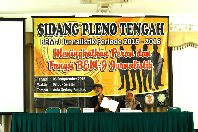 Presidium sidang memaparkan draft Sidang Pleno Tengah BEM-J Jurnalistik Periode 2015-2016 di Aula Fakultas Dakwah dan Komunikasi UIN Bandung, Senin (05/09/2016). (Jurnalpos/Pandu Muslim).