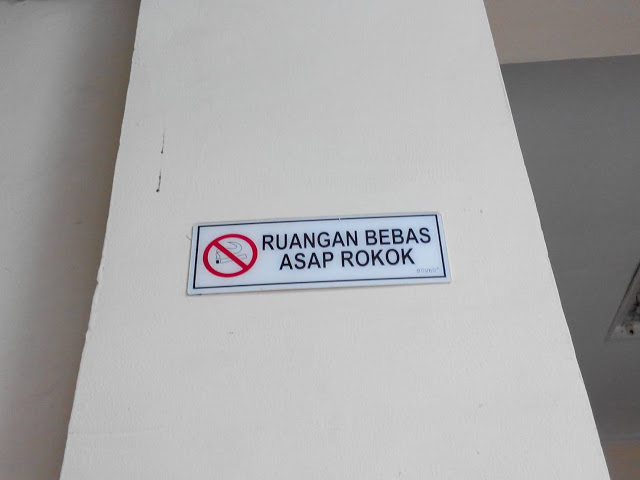 Tulisan larangan merokok di Gedung Perkuliah Fakultas Tarbiyah dan Keguruan, Sabtu (15/10/2016). (Jurnalpos/Dini Fitrianti).