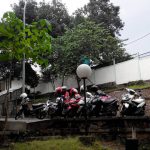 Situasi parkiran di Gedung Perkuliahan Fakultas Dakwah dan Komunikasi UIN Bandung, Sabtu (15/10/2016). (Jurnalpos/Dini Fitrianti).