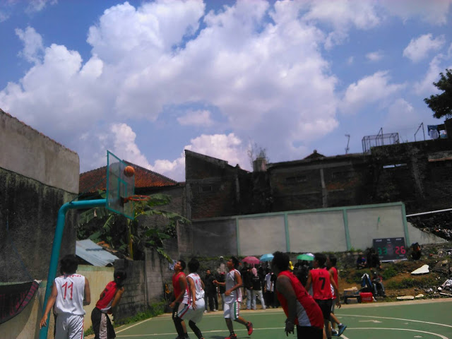 Suasana pertandingan LIBAMA-AF saat FISIP melawan Fakultas Syariah dan Hukum, di Lapang Basket UIN Bandung, Sabtu (05/11/2016).(Jurnalpos/Dini Fitrianti)