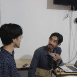 Aditya Herlambang Putra (kanan) berbagi pengalamannya dalam pembuatan photo story dalam Bincang Persma, Sabtu (5/11) di Kafe Kaka Jalan Tirtayasa No 49 Bandung. Photo story tidak hanya sekadar memotret, namun juga mengemas foto sedemikian apik dengan impact yang jelas. (Kontributor/Ridwan Alawi).