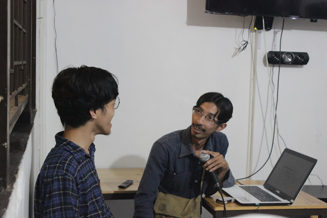 Aditya Herlambang Putra (kanan) berbagi pengalamannya dalam pembuatan photo story dalam Bincang Persma, Sabtu (5/11) di Kafe Kaka Jalan Tirtayasa No 49 Bandung. Photo story tidak hanya sekadar memotret, namun juga mengemas foto sedemikian apik dengan impact yang jelas. (Kontributor/Ridwan Alawi).