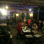 Sejumlah pengunjung menikmati hidangan di Kedai Nun, Jalan A.H Nasution, Minggu (06/11). (Jurnalpos/Syfa Qulbi).