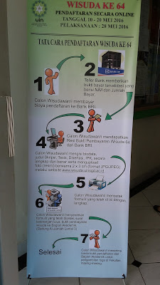 Informasi pendaftaran online Wisuda ke-64 UIN Bandung yang dipasang di Gedung Al-Jamiah, Senin (23/05/2016). Pendaftaran online tersebut diberlakukan untuk mengefesienkan waktu maupun anggaran.