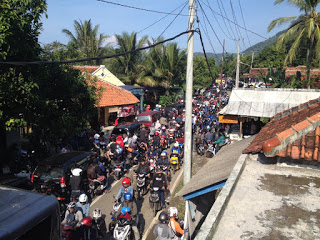 Suasana Kemacetan yang menghiasi Jalan Cibangban,Desa Cikahuripan, Kabupaten Sukabumi, Sabtu (9/7/2016). (Jurnalpos/ Tisa Ariska)