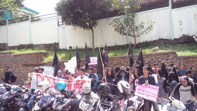 Sekumpulan Mahasiswa yang tergabung dalam Forum Demokrasi Mahasiswa (Fordem) melakukan Aksi dengan tuntutan terhadap dosen. Aksi berlangsung berkeliling dengan start Dibawah Pohon Rindang (DPR) dan berakhir di Gedung Rektorat, Rabu (19/10/2016).(Jurnalpos/Monica Deasyderia)
