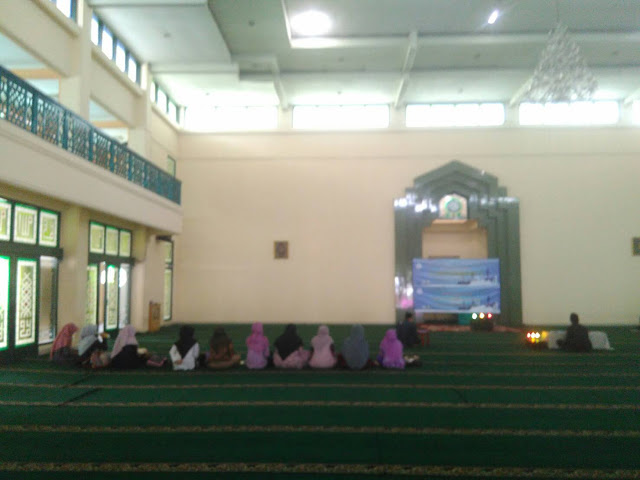 Suasana lomba Musabaqah Tilawatil Qur’an (MTQ) antar MahasiswaBaru UIN Bandung di Masjid Ikommah UIN Bandung, Sabtu (17/09/2016).(Jurnalpos/Dini Fitrianti)