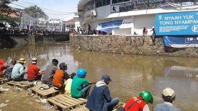 Masyarakat sedang memancing di sungai Cikapundung, Jalan. Asia Afrika, Kota Bandung, Minggu (15/05/2016). Kegiatan tersebut merupakan salah satu rangkaian acara Gelora 70 Kodam III/Siliwangi. (Jurnalpos/Yurhi Khoerunnisa)