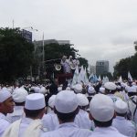 Ratusan ribu Umat Muslim melakukan aksi damai di sekitar masjid Istiqlal menuju Bareskrim dan Balaikota Jakarta Pusat, Jumat (14/10/2016). Umat Muslim menuntut agar aparat hukum segera memproses hukuman kepada Gubernur DKI Jakarta Basuki Tjahaja Purnama (Ahok) karena telah mencela agama Islam. (Jurnalpos/Ricky Fatria.)