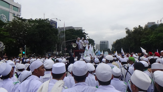Ratusan ribu Umat Muslim melakukan aksi damai di sekitar masjid Istiqlal menuju Bareskrim dan Balaikota Jakarta Pusat, Jumat (14/10/2016). Umat Muslim menuntut agar aparat hukum segera memproses hukuman kepada Gubernur DKI Jakarta Basuki Tjahaja Purnama (Ahok) karena telah mencela agama Islam. (Jurnalpos/Ricky Fatria.)