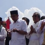 Walikota Bandung dan sejumlah tokoh lintas agama berdoa bersama saat deklarasi berangsung di Stadion Siliwangi, Jalan Lombok Kota Bandung, Minggu (30/10/2016). Acara deklarasi ini menuai isu dari berbagai pihak dan dikaitkan dengan aksi di Jakarta pada 4 November mendatang. (Jurnalpos/Ricky Fatria).