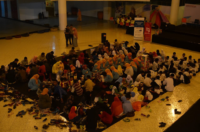 Suasana acara buka bersama anak yatim yang digelar oleh Dompet Dhuafa Jawa Barat, Selasa (21/06/16) di Miko Mall, Bandung, Jawa Barat. (Jurnalpos/Triana Aprilia)