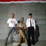 Ahmad (kanan) dan Jajang (kiri) berfoto mengapit patung Ir. Soekarno di penjara Banceuy usai peringatan hari lahirnya Pancasila, Rabu (1/6/2016). Keduanya bertugas menjaga tempat bersejarah yang pernah ditempati oleh Soekarno. (Jurnalpos/Restia Aidilla)