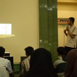 Faisal Hanafi saat menjadi pembicara dalam acara My Hijrah My Adventure di masjid Iqomah UIN Bandung, Sabtu (29/10/2016). (Jurnalpos/Rika Ilma Putri).