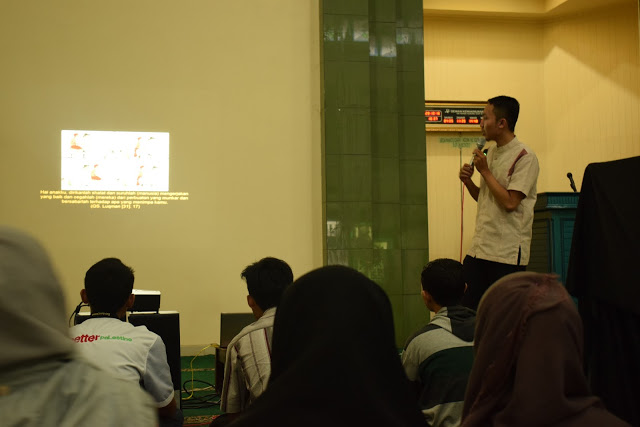 Faisal Hanafi saat menjadi pembicara dalam acara My Hijrah My Adventure di masjid Iqomah UIN Bandung, Sabtu (29/10/2016). (Jurnalpos/Rika Ilma Putri).