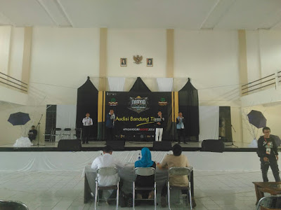 Salah satu peserta lomba nasyid dengan kategori grup sedang menampilkan kebolehannya dalam audisi nasyid wilayah Bandung Timur yang digelar Asosiasi Nasyid Nusantara (ANN) Jawa Barat di Aula Abdjan Soelaiman UIN Bandung, Sabtu (14/05/2016).