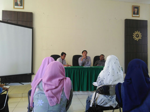 Sebanyak 36 Mahasiswa Jurusan Psikologi Angkatan 2013 mengahadiri Audiensi tentang kejelasan alokasi dana praktikum di Auditorium Fakultas Psikologi, Selasa (24/05/2016). Audiensi tersebut dihadiri Dekan, Wadek II dan Wadek III. (Jurnalpos/ Monica Deasy)