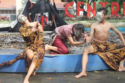 Lena Guslina bersama dua penari lainnya sedang menampilkan tarian pada pertunjukan tari bertajuk "Dealektika Tubuh, 10 Taman Kota" yang berlangsung di Taman Musik, Jl. Sumbawa, Bandung, Kamis (26/05/2016). (Jurnalpos/Maulida Madini)