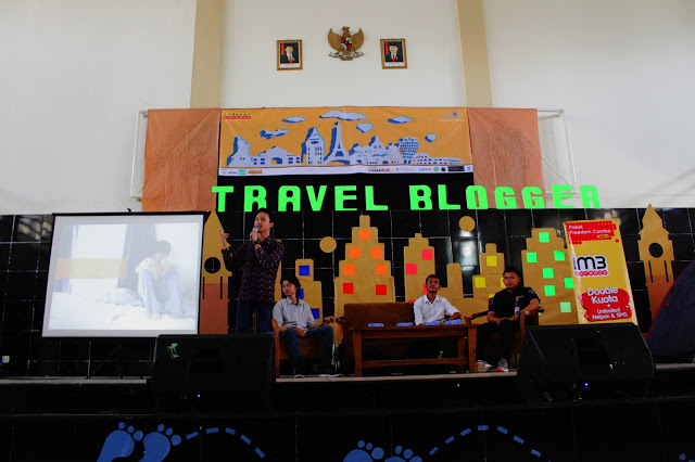 Travel Blogger, Saiful Hamdi sedang memberikan materinya di semnar International Travel Blogger, di Gedung Auditrorium Abdjan Soelaiman UIN Bandung, Kamis (12/05/2016). (Jurnalpos/Syawal Febrian)