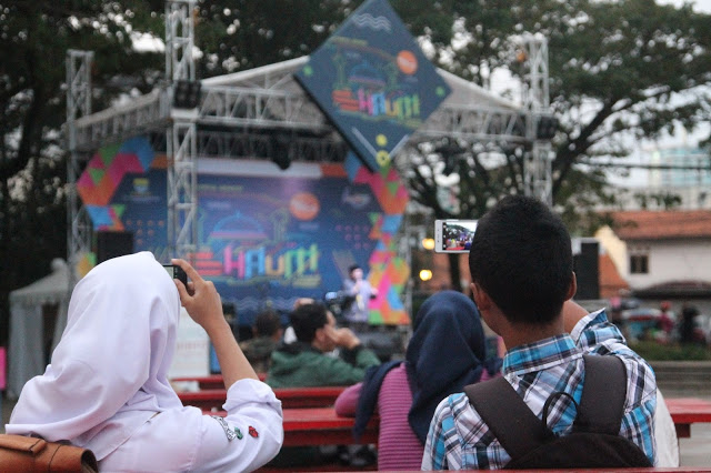 Sejumlah pengunjung mengabadikan momen Kuliah tujuh menit (Kultum) dari ustad Cecep dalam rangkaian acara Sound Of Ramadhan Al-Mubarok (SHAUM) di Jalan Ir. Soekarno-Cikapundung Riverspot Bandung, Rabu(15/6/2016). Diadakannya acara tersebut diharapkan dapat memberikan suasana baru bagi masyarakat saat mengunjungi area publik. (Jurnalpos/PanduMuslim)