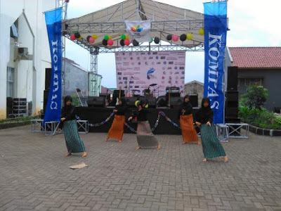 Penampilan tari Mahasiswi PMH di acara puncak milad PMH yang ke 21, di Gedung Center, Rabu (11/05/2016).