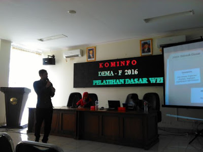 Zimam Khasin Arsyad sedang memaparkan materi design grafis di acara pelatihan dasar web dan design grafis. Acara tersebut berlangsung di Aula Fisip lantai 2, Sabtu (14/05/2016).