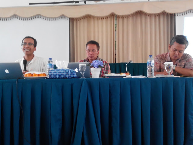 Hawe Setiawan (kiri) Pitoyo (tengah) dan Subagyo Budi Prayitno (kanan) memaparkan diskusi yang bertemakan “Kematian Media Cetak”, di Aula Fakultas Dakwah dan Komunikasi UIN Bandung, Selasa (17/05/2016). (Jurnalpos/Dini Fitrianti)