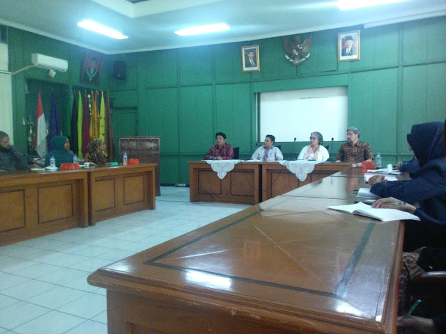 Ali Ramdhan (Kiri) sedang membuka Diskusi dengan Tokoh Muda Muslim Australia tentang Pendidikan dan Kehidupan Masyarakat Muslim di Indonesia dan Australia, Rabu,(18/05/16) di Gedung Rektorat Lantai 2 Ruang Sidang O. Djauharudin. (Jurnalpos/Riska Imilda)