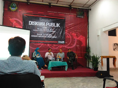 (Dari kiri) Nisa Permata Basri, Anab Afifi , Satria Wibawa, dan Eko Ismadi dalam diskusi publik bertajuk "Pancasila dilihat dari Perspektif Sejarah dan Perkembangannya", di Gedung Indonesia Menggugat Bandung, Kamis (26/05/2016). (Jurnalpos/Dini Fitrianti)