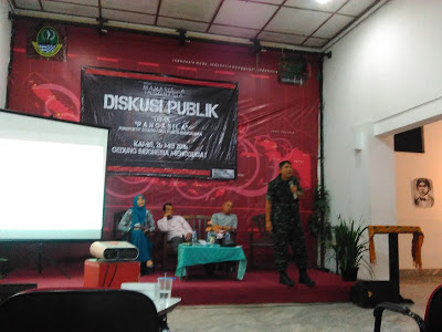 Eko Ismada saat menyampaikan materi dalam diskusi publik bertajuk “Pancasila dilihat dari Perspektif Sejarah dan Perkembangannya” di Gedung Indonesia Menggugat, Kamis (26/05/2016). (Jurnalpos/Dini)