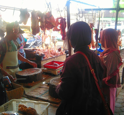 Rosadi (47) sedang melayani pembeli di Pasar Resik di Jalan Raya Jatinangor, Cibeusi, Sumedang, Senin (30/05/2016).( Jurnalpos/Dini)