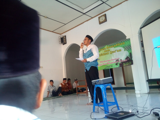 Ketua Remaja Islam Masjid Al-Mukhlisin (REIMA) Bayu Putra, memberi motivasi pada santri Pesantren Ramadhan, Jumat (10/6/2016). Kegiatan tersebut dihadiri oleh anggota REIMA dan juga beberapa anggota Karang Taruna RW21, Komplek Griya Bukit Manglayang, Bandung. (Jurnalpos/Agung Rakhmadi).
