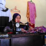 Mariamah (63) sedang menjahit baju muslim salah satu pelanggannya, di Pasar Wahana Rancaekek, Senin (13/6/2016). (Jurnalpos/Dini Fitrianti)