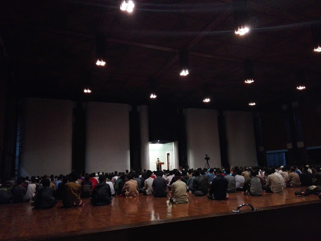 Suasana ceramah tarawih di mesjid Salman ITB Jalan Ganesha, Jumat(17/6/2016). (Jurnalpos/Restia Aidilla)