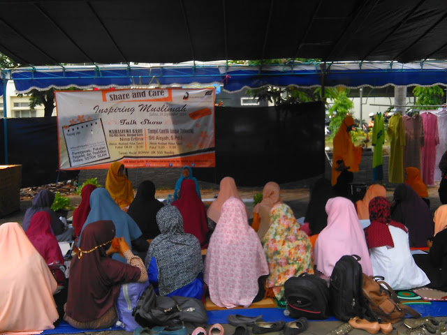 Suasana saat Talk Show Share and Care Inspiring Muslim yang berlangsung di halaman Masjid Ikomah UIN Bandung, Sabtu (24/09/2016). (Jurnalpos/Dini Fitrianti).