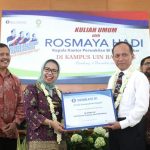 Kepala Kantor Perwakilan Bank Indonesia (BI) Provinsi Jawa Barat Rosmaya Hadi memberikan cindera mata kepada Rektor UIN Bandung dalam kegiatan kuliah umum Fakultas Syariah dan Hukum di Aula Anwar Musaddad, UIN Bandung, Selasa (08/11/2016). (Jurnalpos/Pandu Muslim).