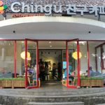 Suasana Chingu Cafe yang berlokasi di Jalan Sawunggaling No. 10, Kota Bandung. Cafe ini menyajikan makanan dan tempat bernuansa Korea.