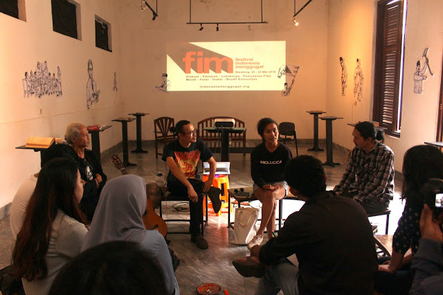 Yaya (paling kiri), Zaky Yamani (moderator kedua kiri), Theoresia Rumte (ketiga kiri), Sigit Pramidhita (paling kanan) saat mendiskusikan Musik menggugat dalam rangka Festival Indonesia Menggugat(FIM) di Gedung Indonesia Menggugat, Jalan perintis Kemerdekaan, Kota Bandung, Sabtu (21/05/16). (Jurnalpos/ Diki Gumilang)