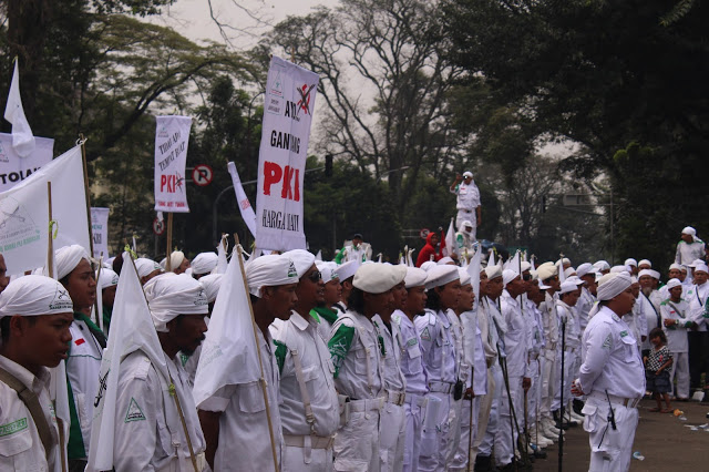 Ratusan anggota Front Pembela Islam ( FPI) gelar aksi unjuk rasa di depan Gedung Sate, Jalan Diponegoro, Kota Bandung, Selasa (31/5/2016). Dalam aksinya FPI meminta NKRI disterilkan dari PKI. (Jurnalpos/Diki Gumilang).