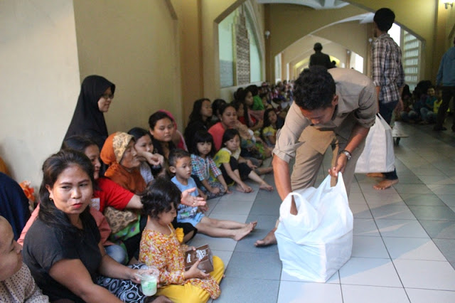 Salah satu pengurus DKM PUSDAI membagikan Takjil kepada warga yang sudah menunggu di Masjid PUSDAI. Jalan Dipenegoro, Bandung (07/06/16). (Jurnalpos/ Desianti Yus Rusana)